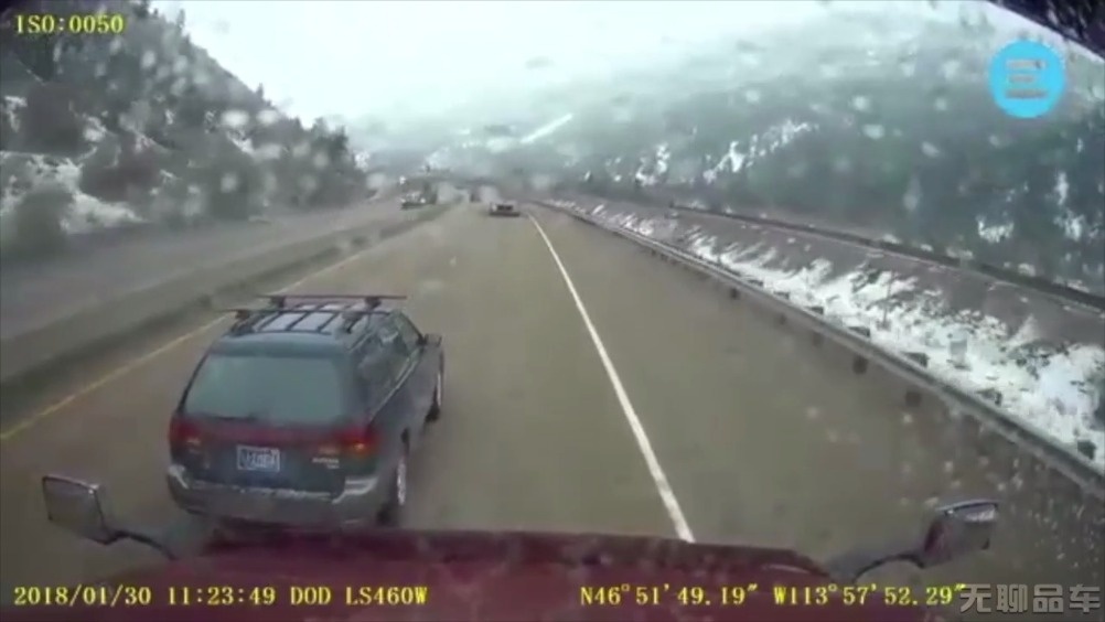 完全在作死！SUV在40吨卡车前挑衅刹车，3秒后撞到他怀疑人生  ​