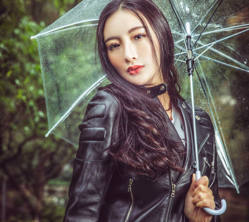 王李丹妮最新写真流出，这次有点不一样！网友：就喜欢这样！
