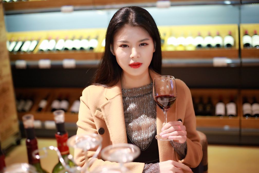 重庆美女带你逛进口红酒市场,告诉你不知道的红酒故事