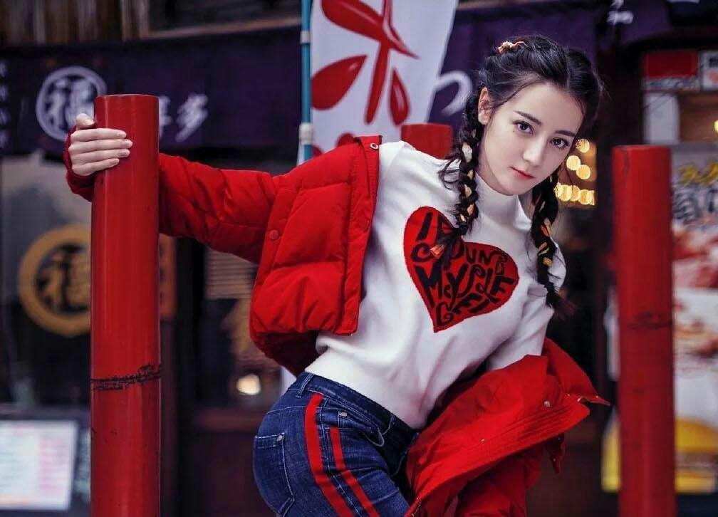 李溪苪曝与热巴生活往事，主持人感叹女爱豆之间的“小心机”