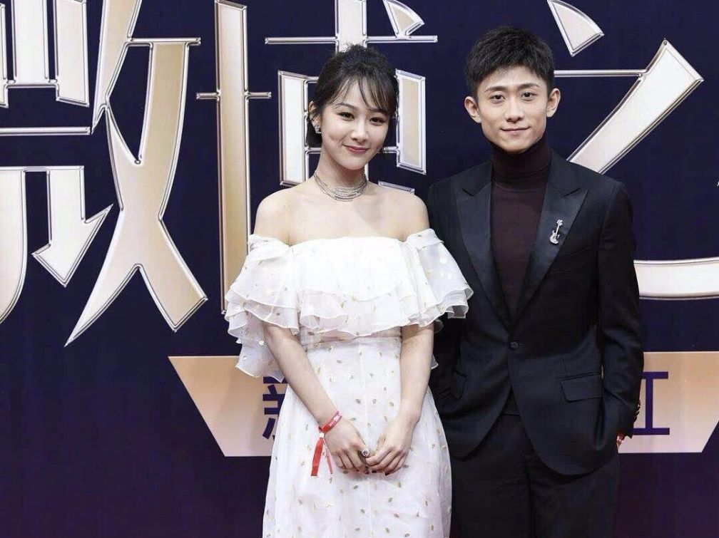 秦俊杰看杨紫的眼神图片