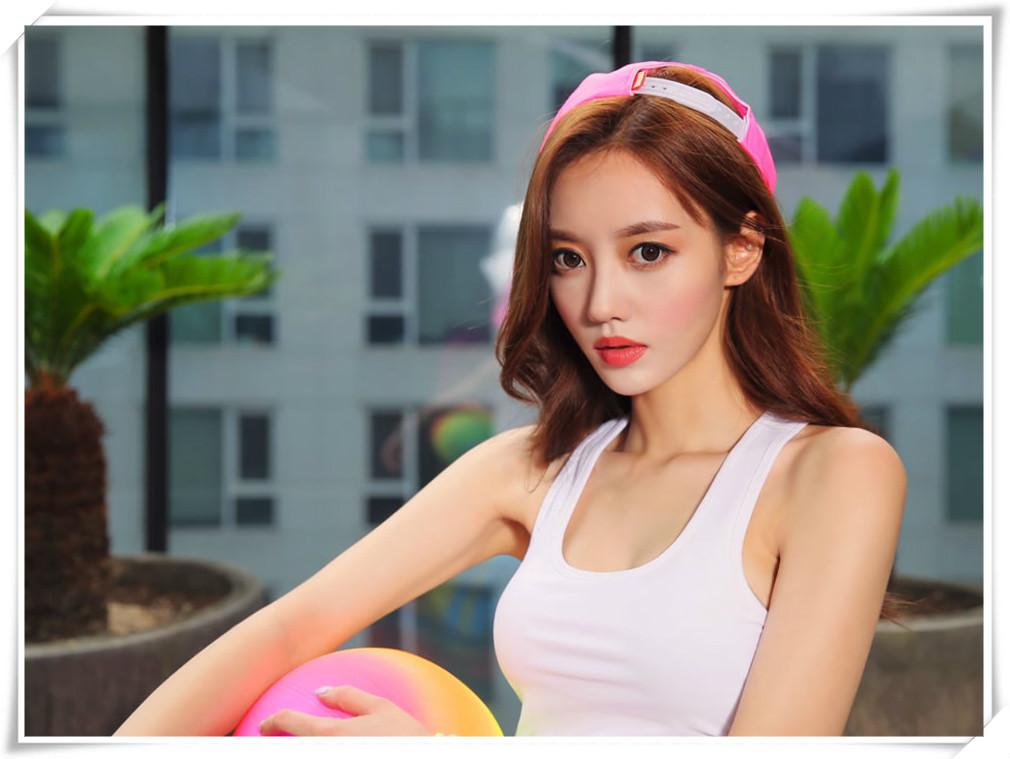 白色清新舒适纯色打底衫, 模特孙允珠穿出了休闲又时尚的感觉!