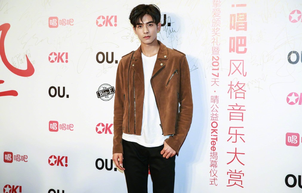 林允前男友宋威龙曝时尚大片变"衣架"被晾起来,想要送上小心心