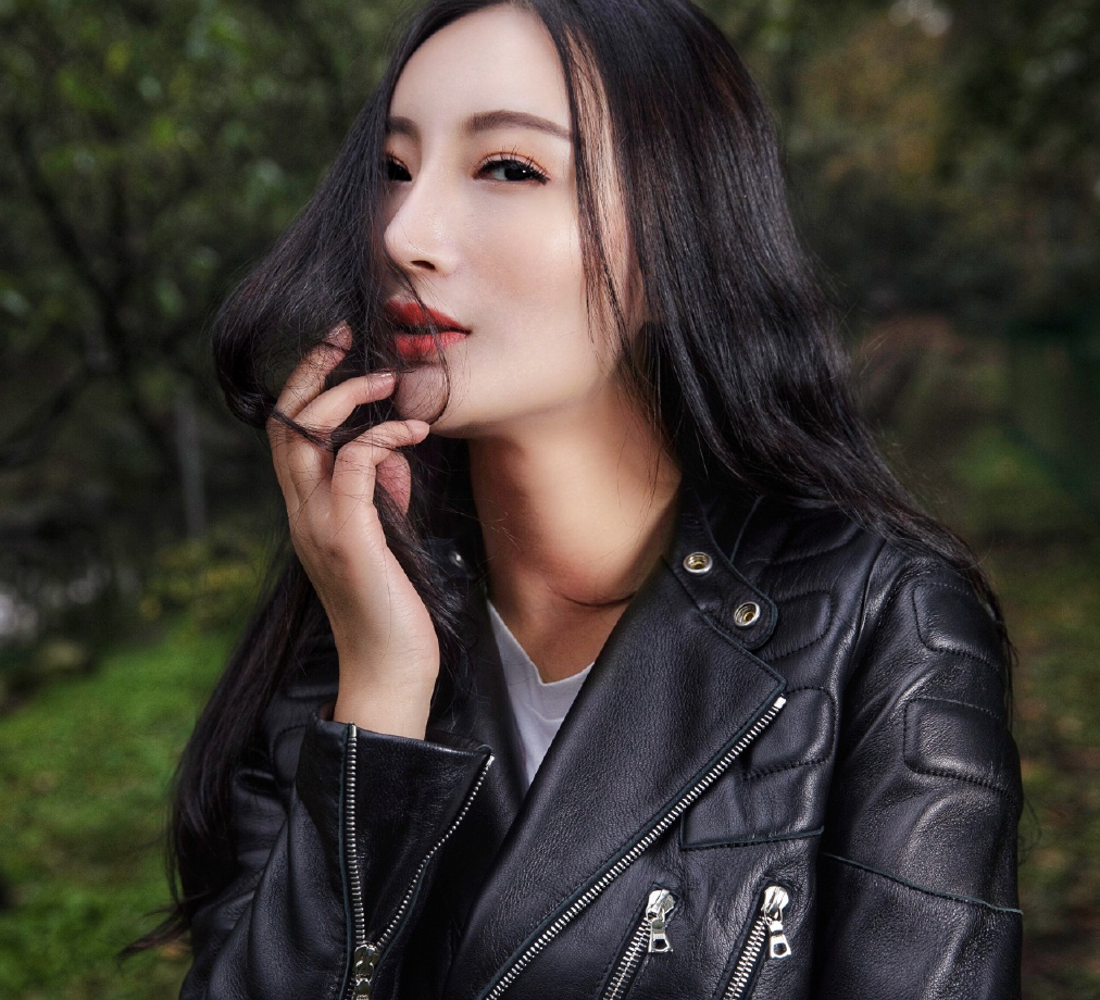 王李丹妮最新写真流出，这次有点不一样！网友：就喜欢这样！