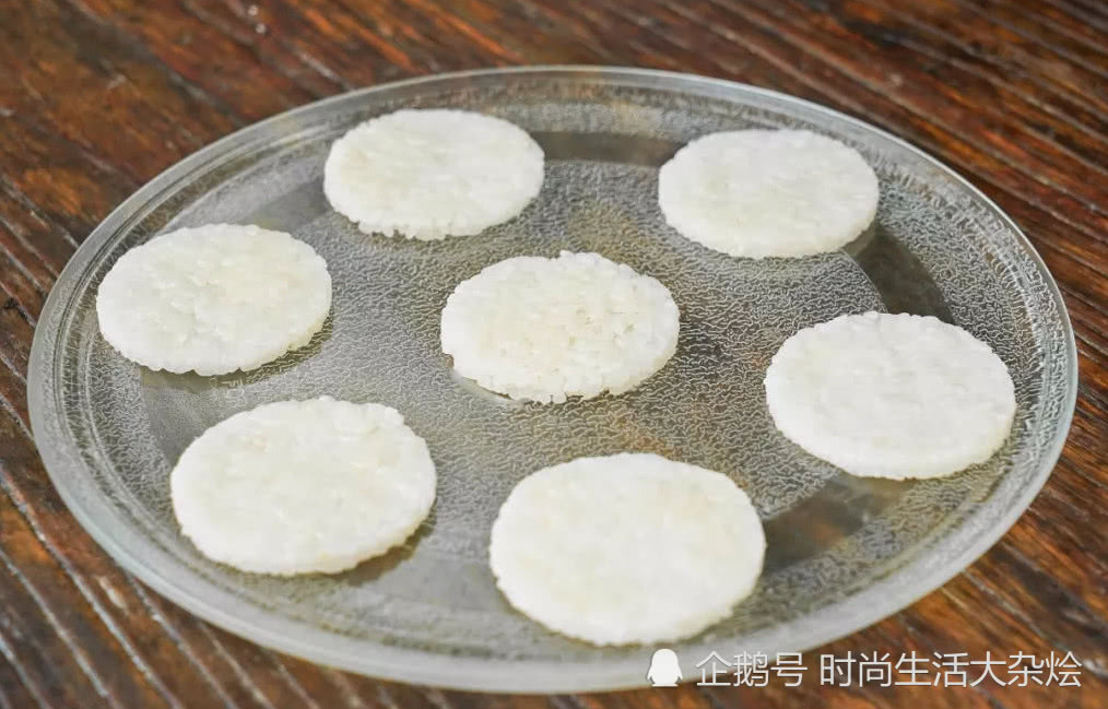 油亮入味，外層焦香嘎嘣脆，剩米飯也能做出這效果