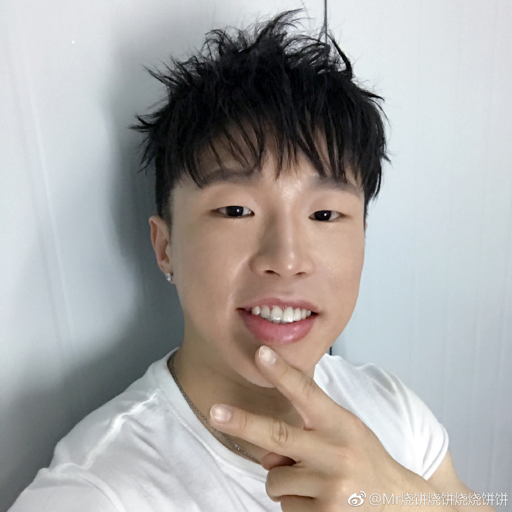 德云社烧饼,本名朱云峰,满脸小雀斑,郭德纲为他介绍漂亮女朋友