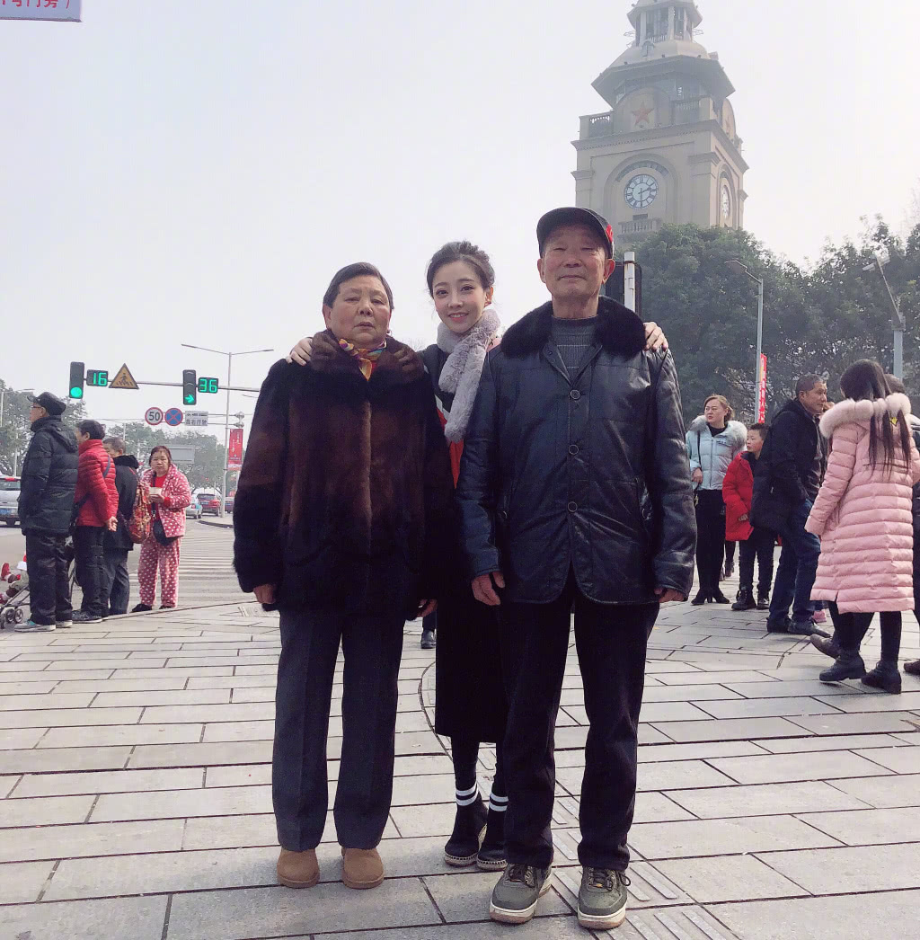 冯提莫新年晒和家人合照,全家颜值高!网友却发