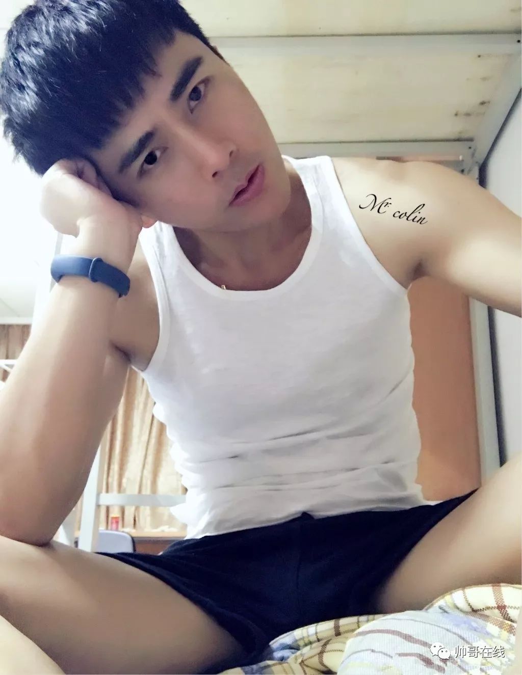 看点∣颜值小鲜肉运动型boy,解锁你想不到的姿势!