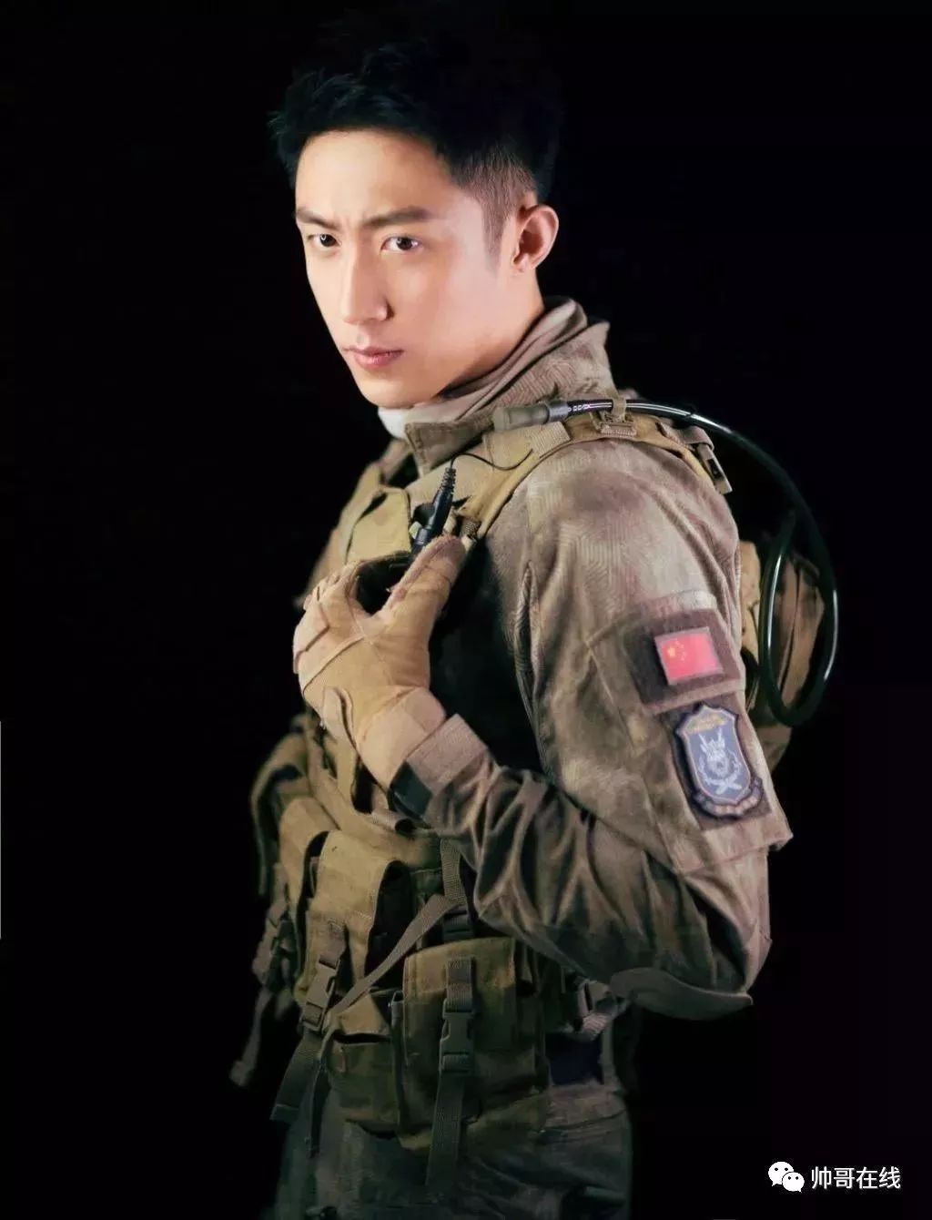 燃炸红海行动,黄景瑜硬朗军装帅出新高度!
