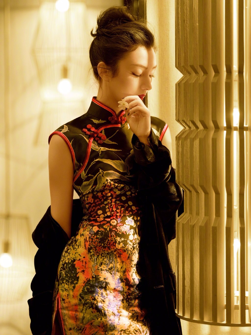 刘承羽旗袍写真曝光 身着仙鹤绣纹旗袍或清冷自持或珊珊可爱