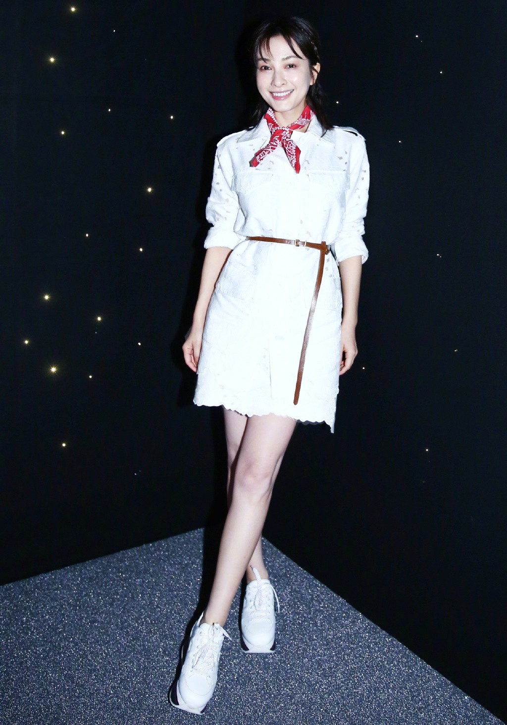 东北赫本现身米兰时装周 吴昕真是开了挂的美