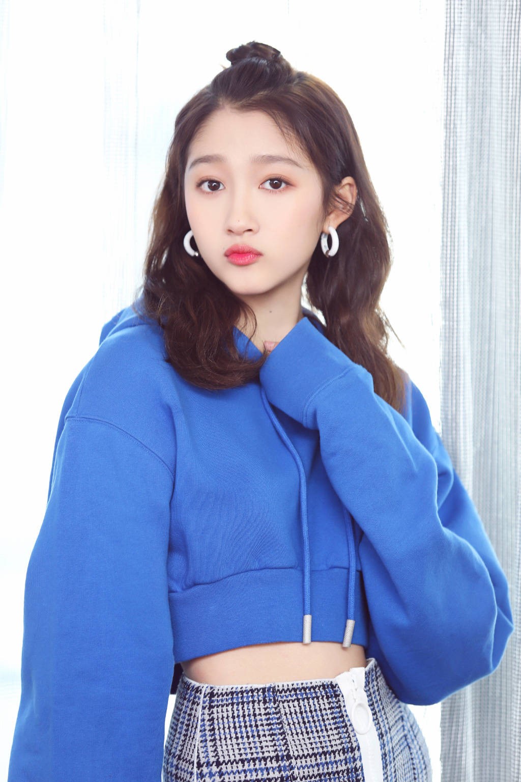 关晓彤为了鹿晗终于肯大凹造型了,网友:女神不