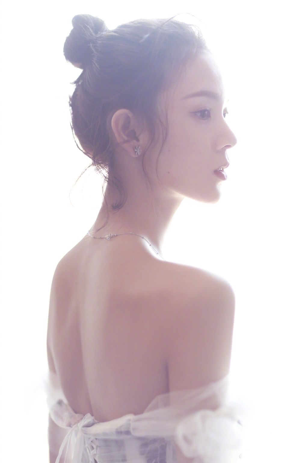 “岳绮罗”陈瑶春日唯美复古大片如梦如幻!网友:不愧是小妖精!