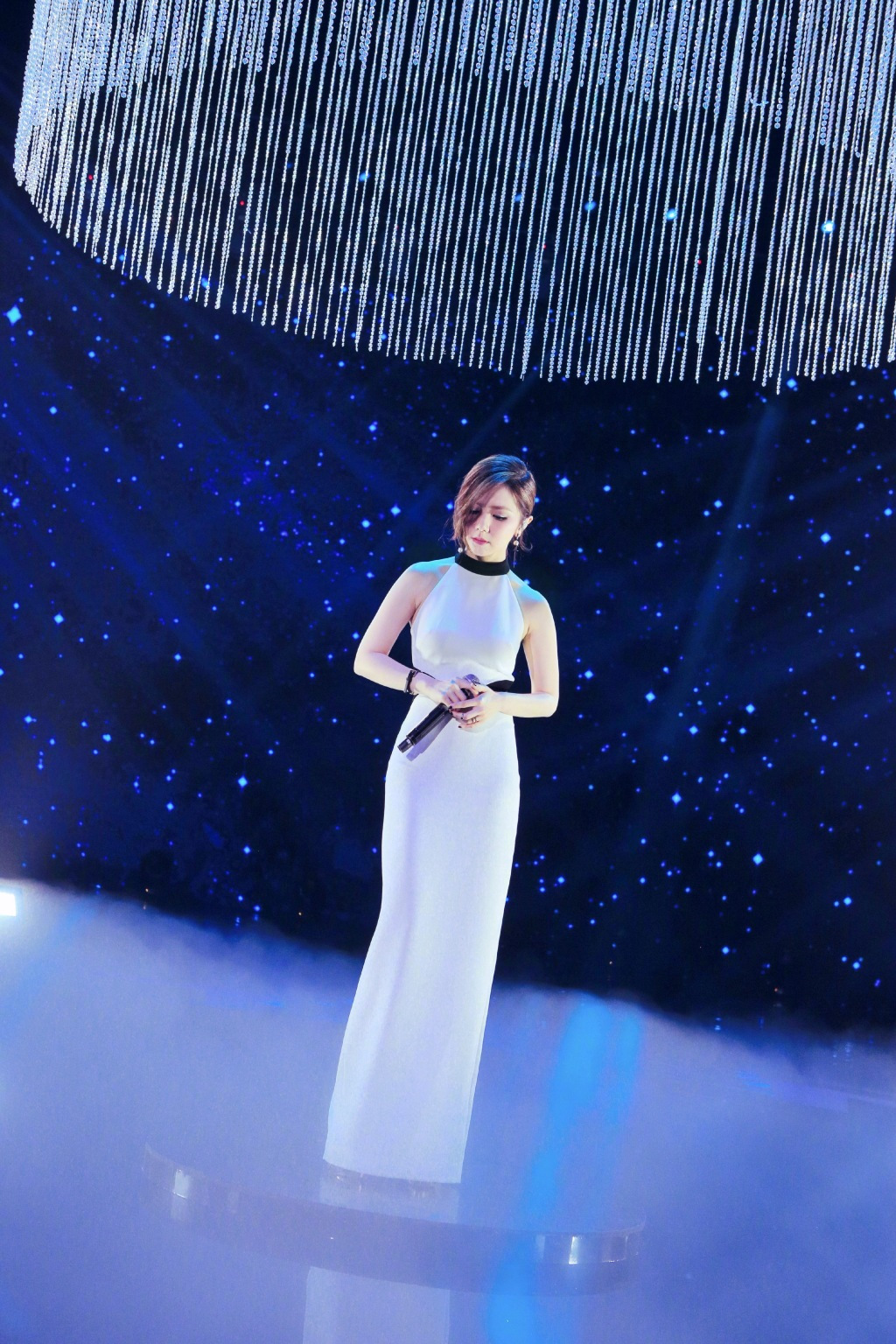 邓紫棋超时尚!穿连体裤长腿直逼何穗,网友:都是