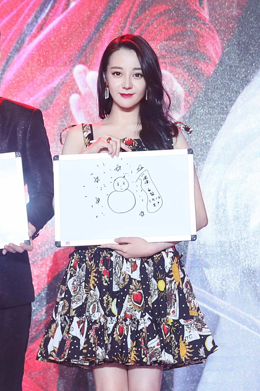 迪丽热巴出席新剧发布会,一袭印花吊带长裙气