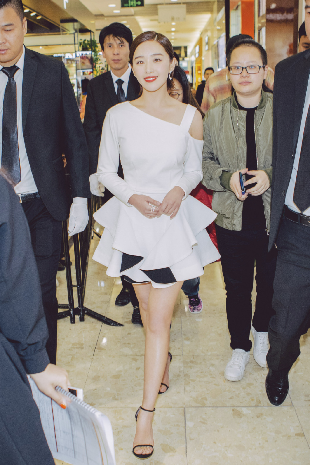 子现身机场,3万元的靴子当袜子穿,网友:郑爽都