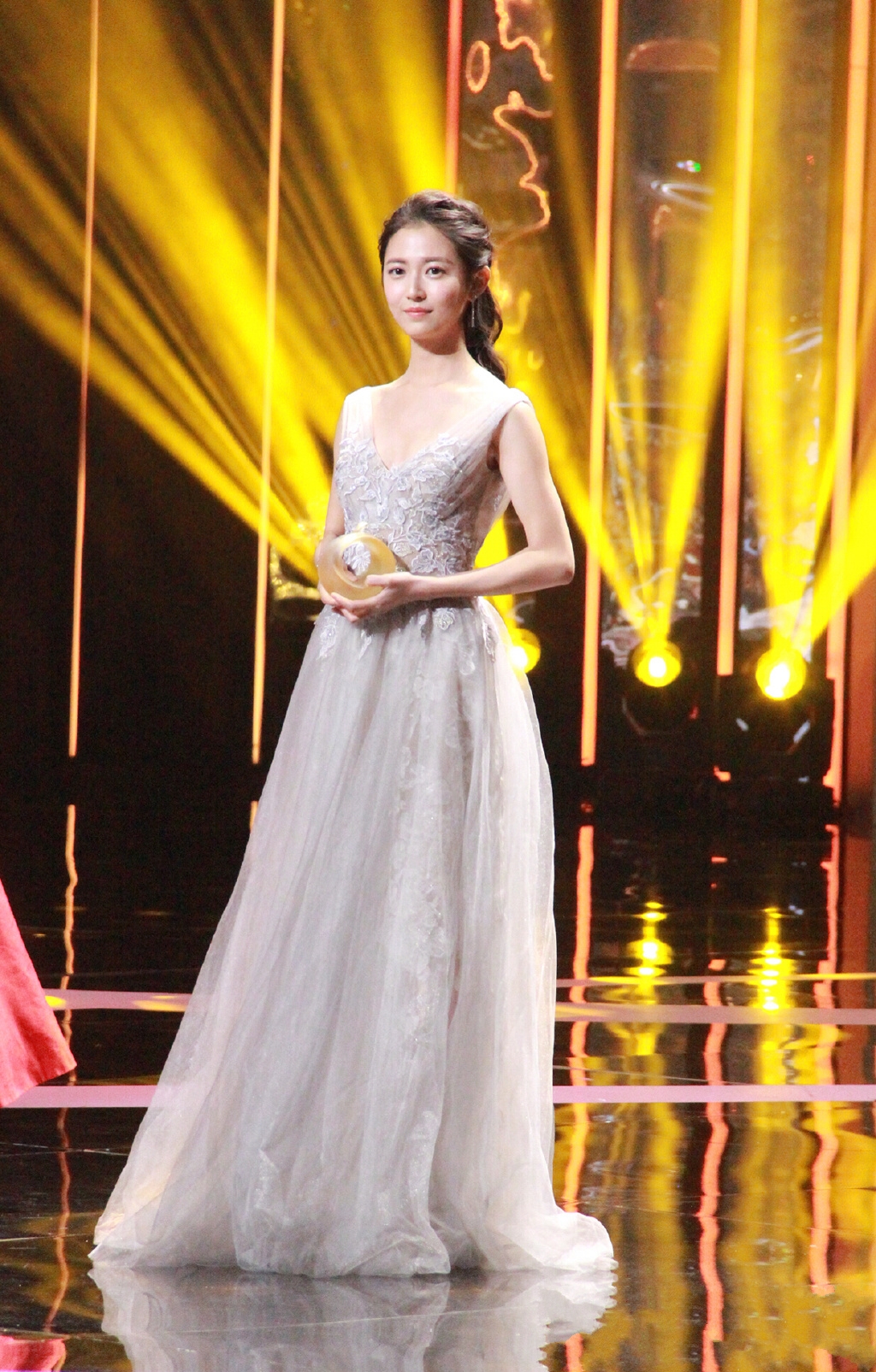 新赵敏扮演者陈钰琪现身街头,网友:仿佛看到了