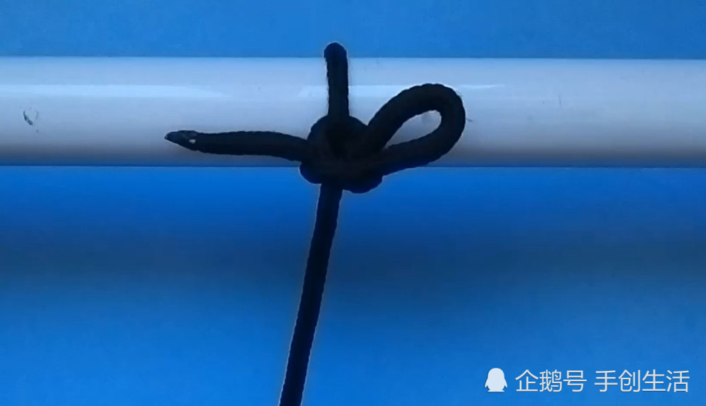 此绳结为“活套活结”，不仅牢固还很不易打滑，生活到处都能用到