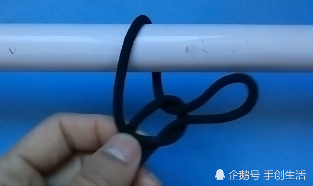 此绳结为“活套活结”，不仅牢固还很不易打滑，生活到处都能用到
