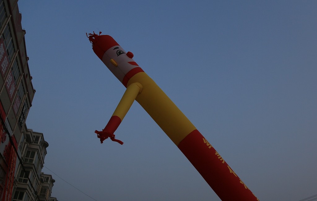 乡镇商店开张花300元雇用“气球人” 门前拱手作揖和游客握手_新浪看点