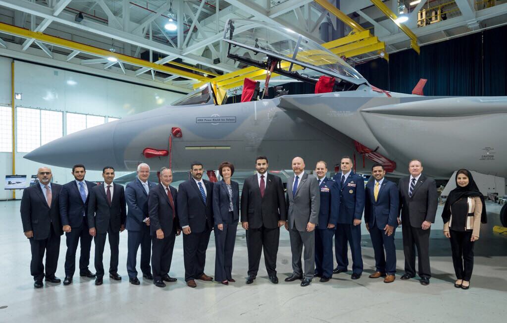 波音公司招待中东金主 沙特王子把玩F-15SA战