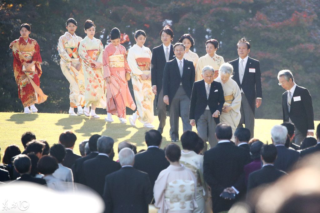 日本皇室豪华阵容亮相东京帝国花园 天皇夫妇行动感动无数日本人