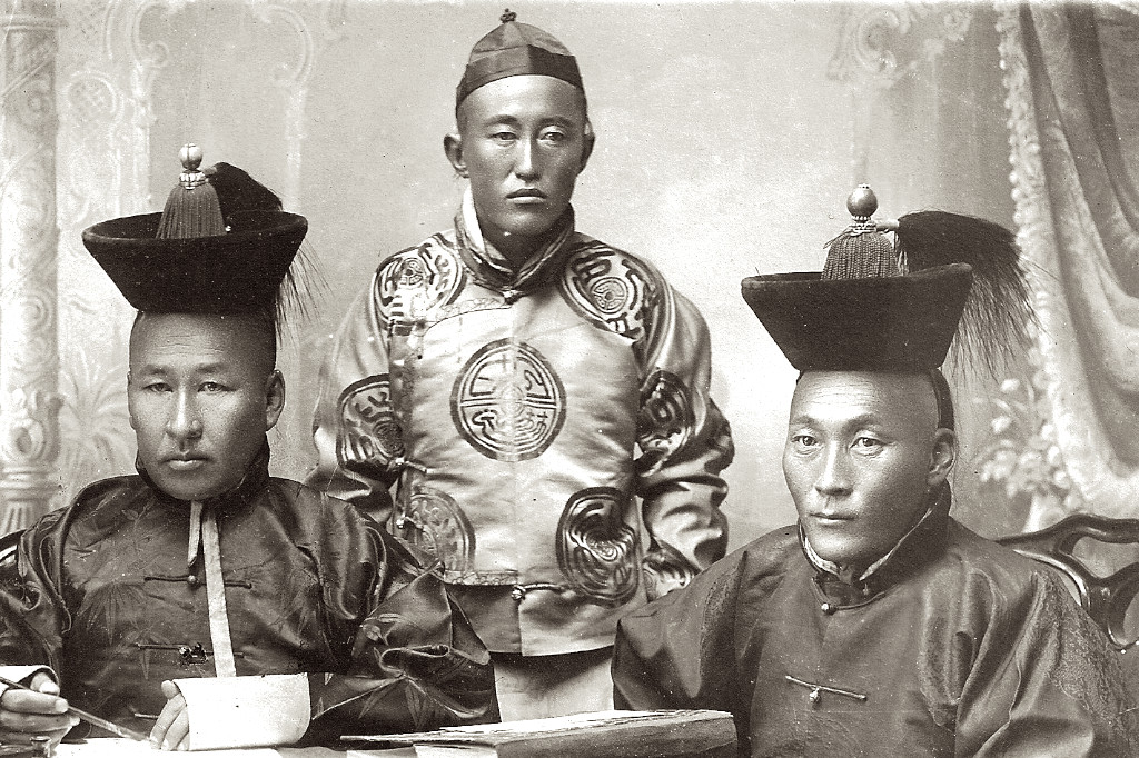 1925年的蒙古到处是清朝风格官员的顶戴花翎戴着真尴尬