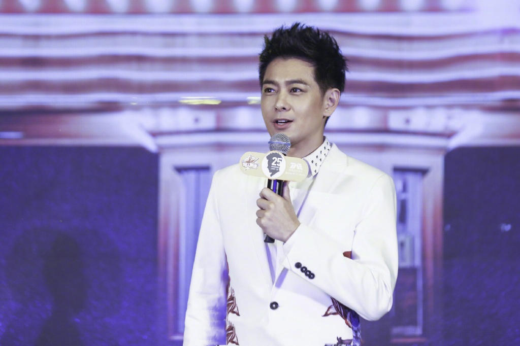 林志颖一家四口现身北京,3岁双胞胎儿子越来越