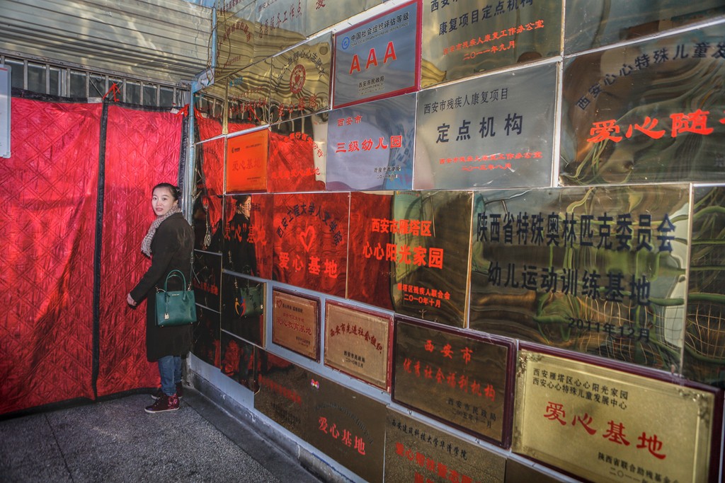 90后女孩坚持做义工7年 用爱心温暖孩子 被称