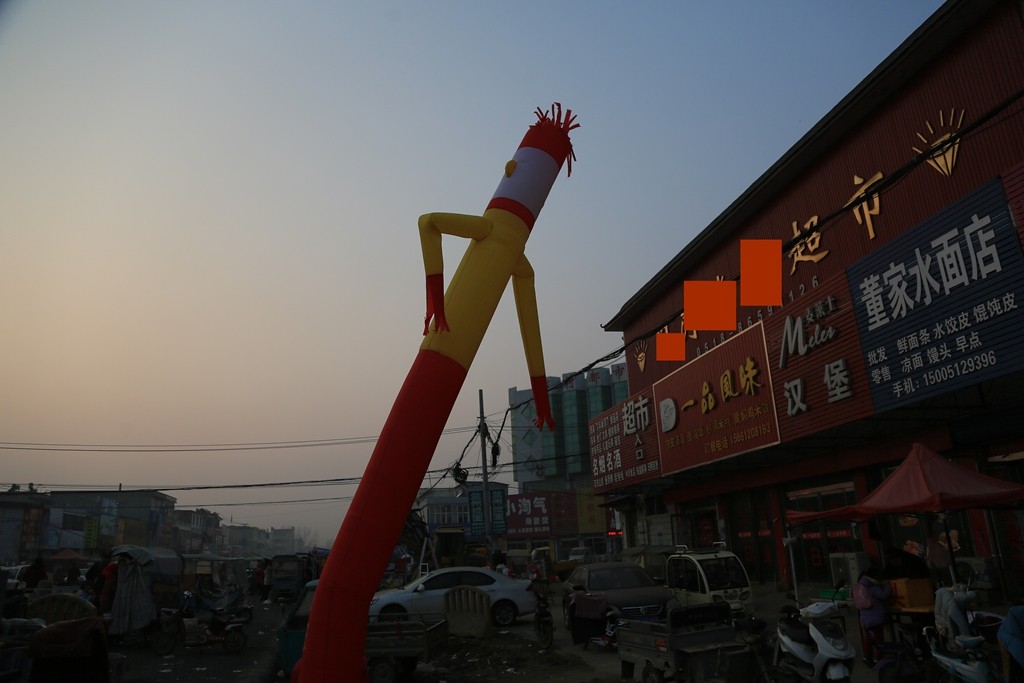 乡镇商店开张花300元雇用气球人 门前拱手作