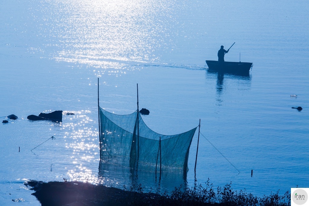 湖边渔民:美丽渔家姑娘织补鱼网,80岁老人划木盆下湖捕鱼_新浪看点
