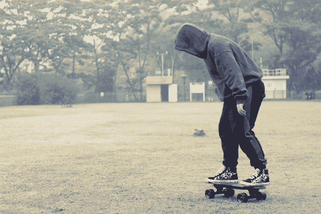 如果你还在羡慕别人会玩滑板很炫酷,看完这个你也可以