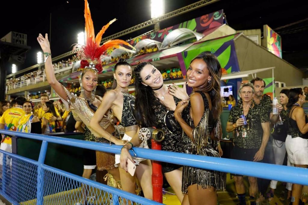 阿德里亚娜利、马莱斯里贝罗等超模助阵巴西里约热内卢狂欢节 