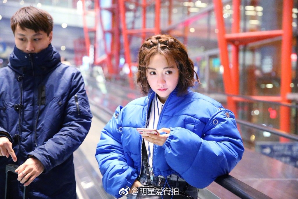 杨蓉现身北京机场,高腰牛仔裤搭配短款外套休