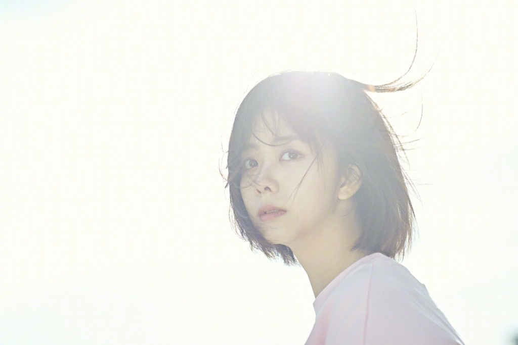 电影《八月未央》首曝唯美剧照,谭松韵软糯可