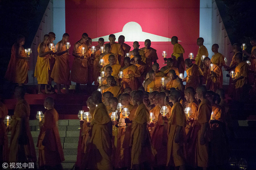 泰国佛教信徒庆祝万佛节 上千僧侣持灯祈祷场面盛大
