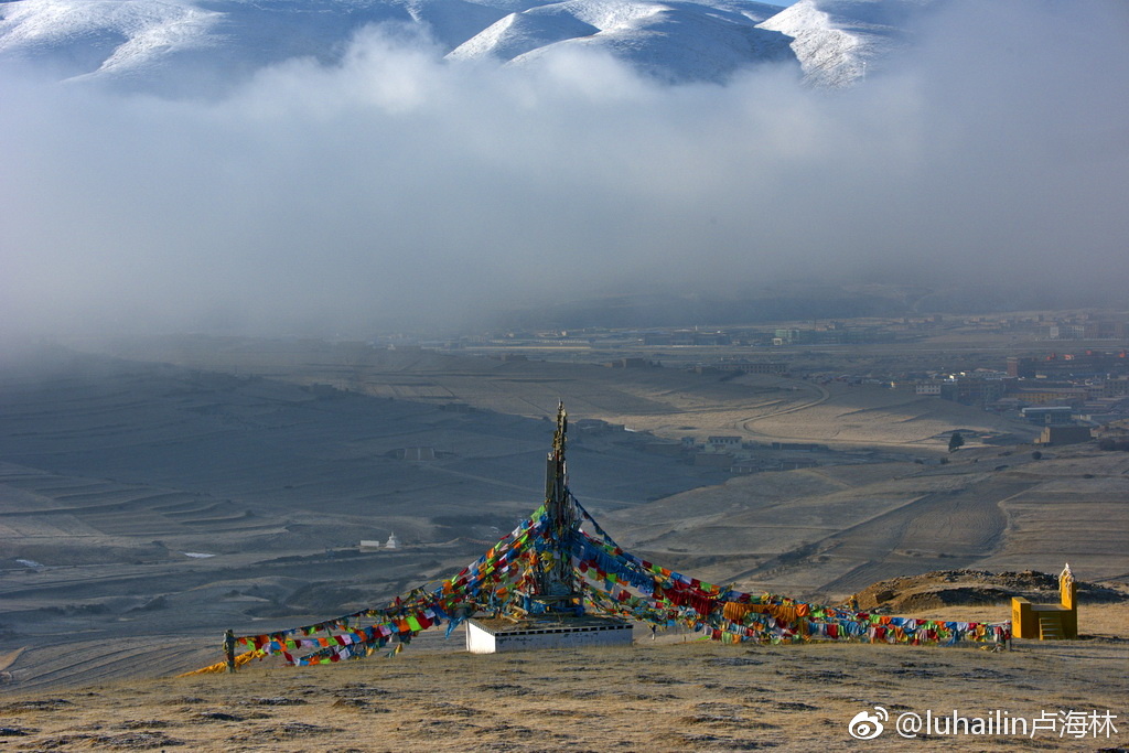 淸晨,登上阿埧郎依寺山顶,沐浴温暖的阳光,醉看