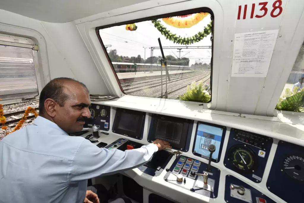 印度最新款列车, 声称秒杀中国高铁