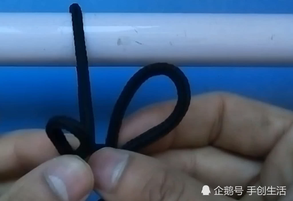 此绳结为“活套活结”，不仅牢固还很不易打滑，生活到处都能用到