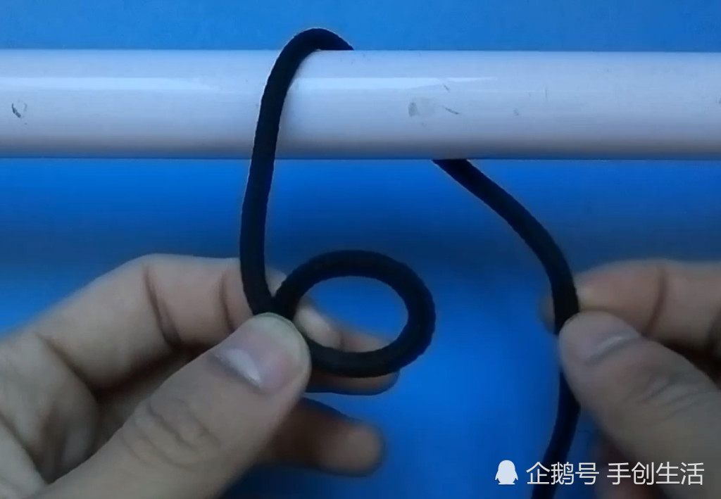 此绳结为“活套活结”，不仅牢固还很不易打滑，生活到处都能用到
