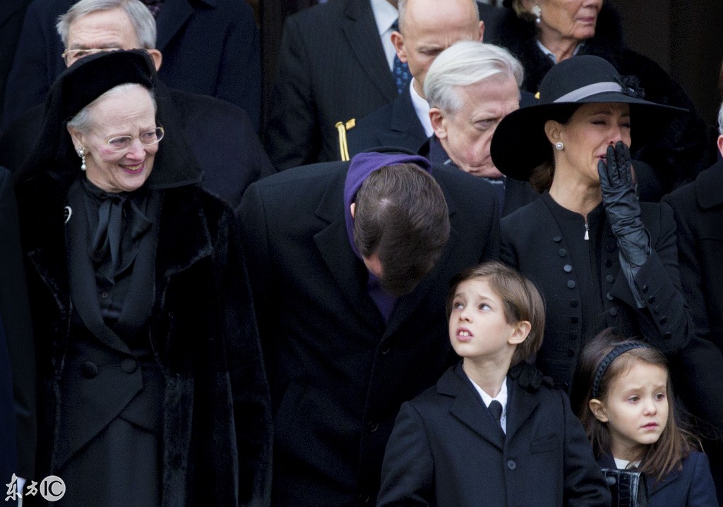 丹麦 女王丈夫去世,王室伤心送别亨里克亲王!