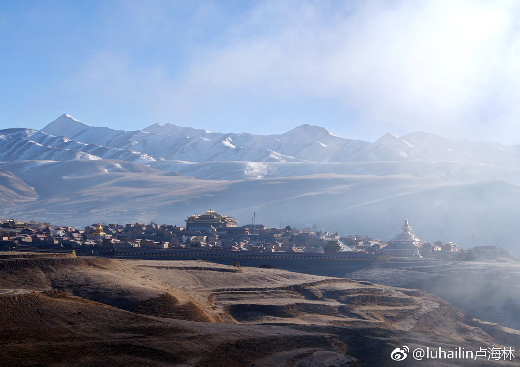 淸晨,登上阿埧郎依寺山顶,沐浴温暖的阳光,醉看