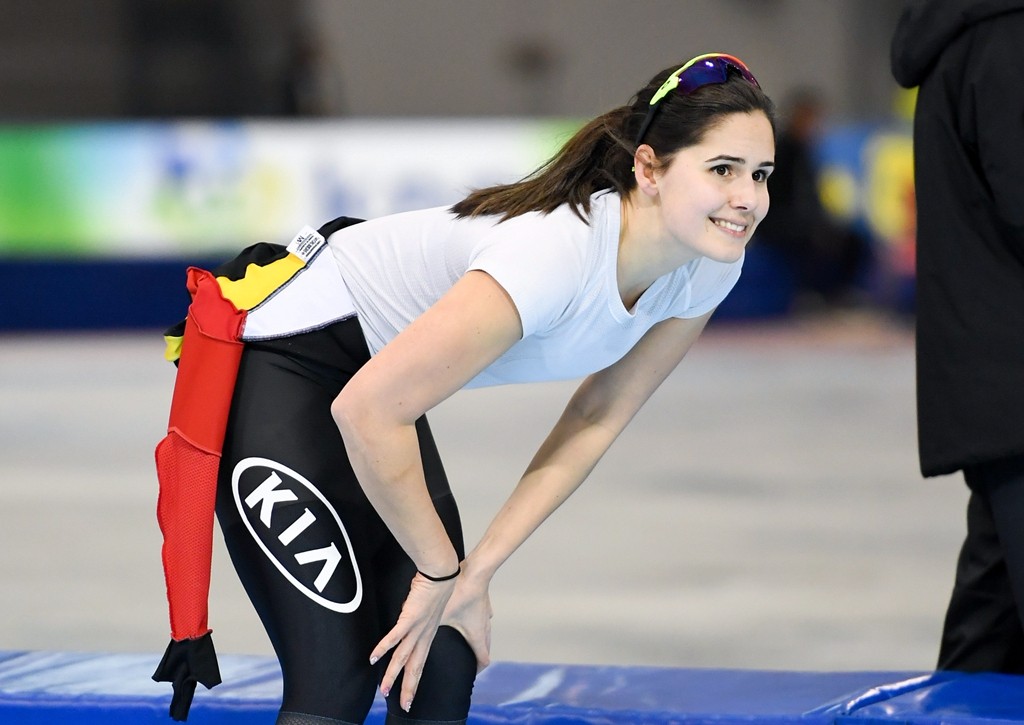 短道速滑美女运动员向冰迷热情招手 笑容甜美