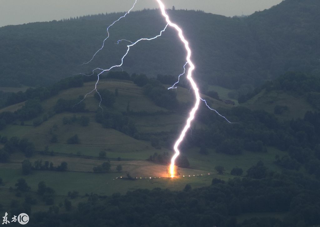 行驶中的交通工具会被雷劈吗 汽车电动车如何防雷击