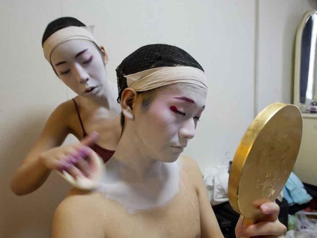 他是日本的最后一位男艺伎, 技术精湛, 已经完全