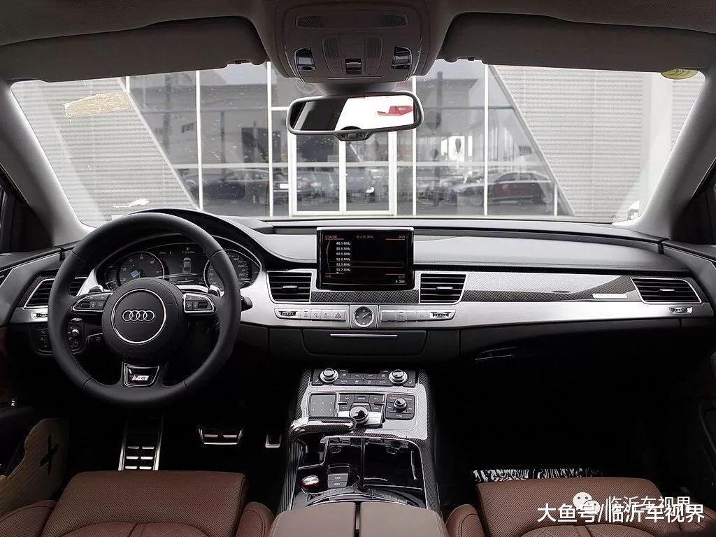 皇马队长现身街头, 魁梧身材很健壮, 驾驶的百万