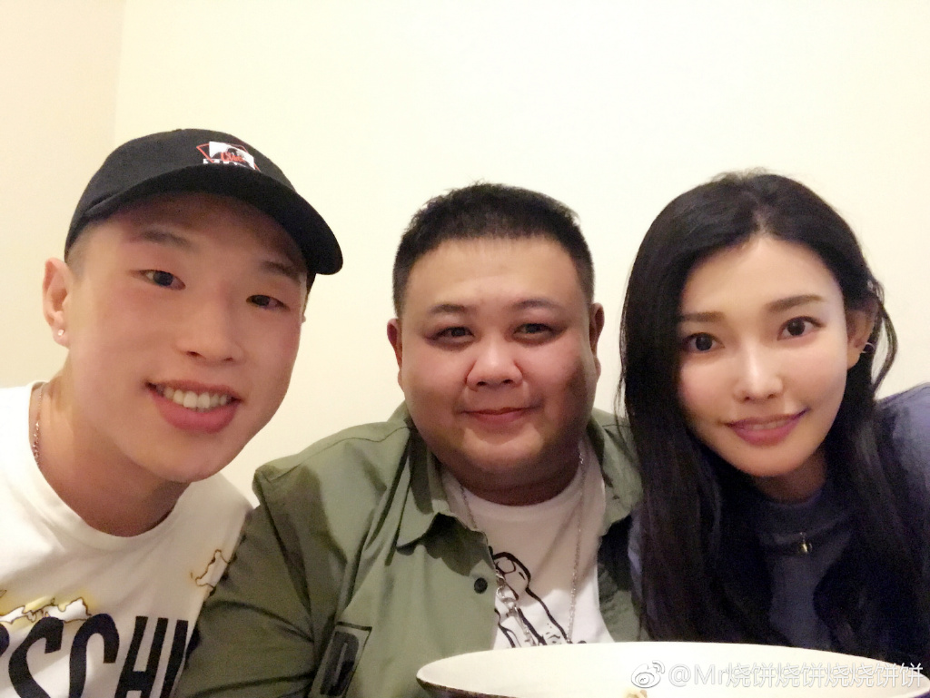 烧饼现在和曹鹤阳搭档,在北京天桥乐等德云社场地演出主力.
