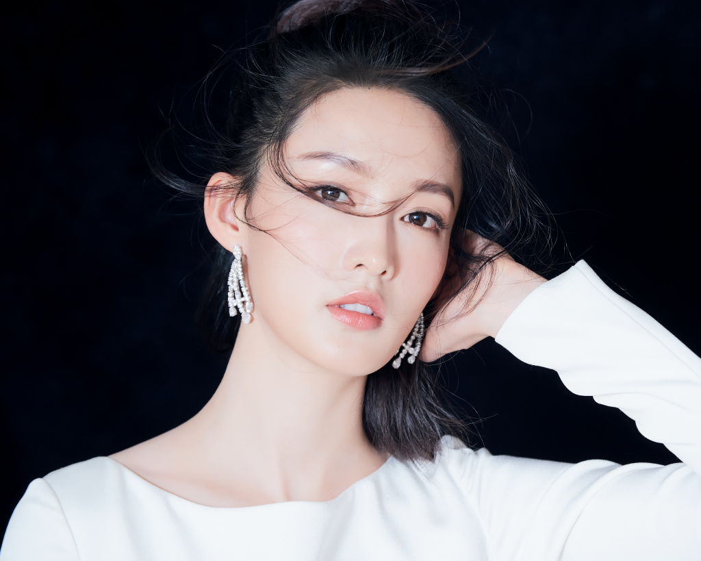 李沁穿纯白修身露背礼服现身,高贵优雅且不失