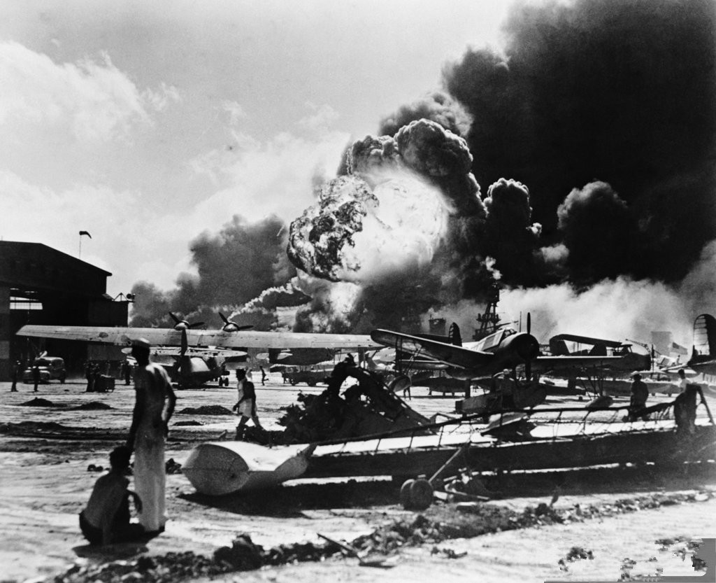 1941年日本偷袭珍珠港的真实场面浓烟滚滚如世界末日