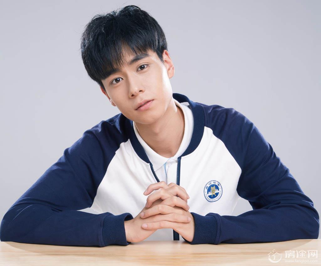 25岁邓伦跟24岁胡一天将同台芒果跨年, 你更期